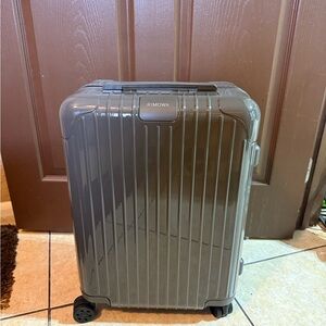 rimowa essential cabin carry on